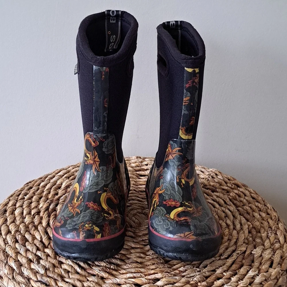BOGS Youth Unisex Pull-On Waterproof/Insulated Winter/Rain Boots Dragon Print 11